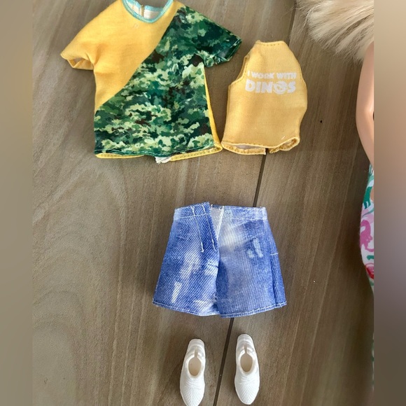 Jurassic Park Barbie Outfits and Accessories - Picture 4 of 4